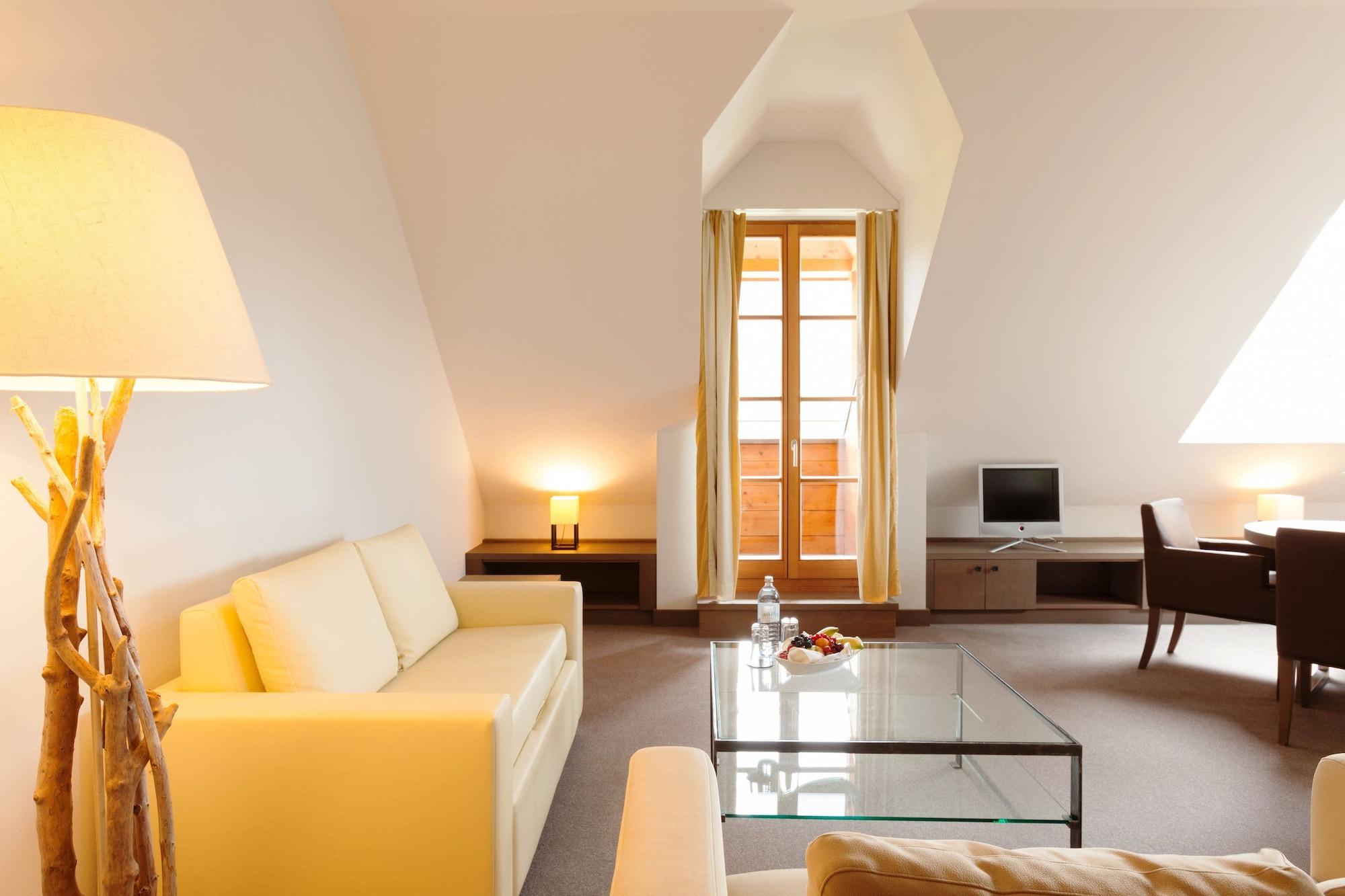 Schlosshotel Kitzbuehel A-Rosa Collection Εξωτερικό φωτογραφία A suite at the Hotel de la Paix