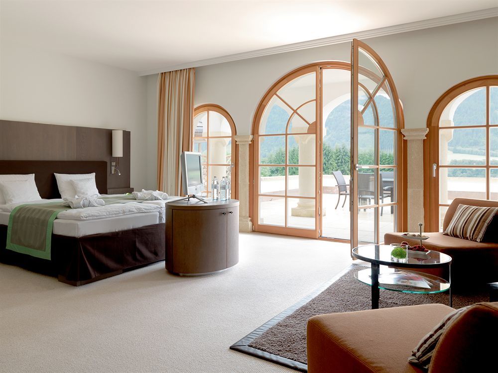 Schlosshotel Kitzbuehel A-Rosa Collection Εξωτερικό φωτογραφία A room at the Hotel Axelmannstein