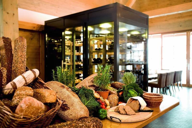 Schlosshotel Kitzbuehel A-Rosa Collection Εξωτερικό φωτογραφία Bread and wine at a restaurant